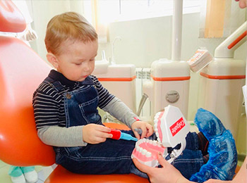 Ребенок в стоматологическом кресле