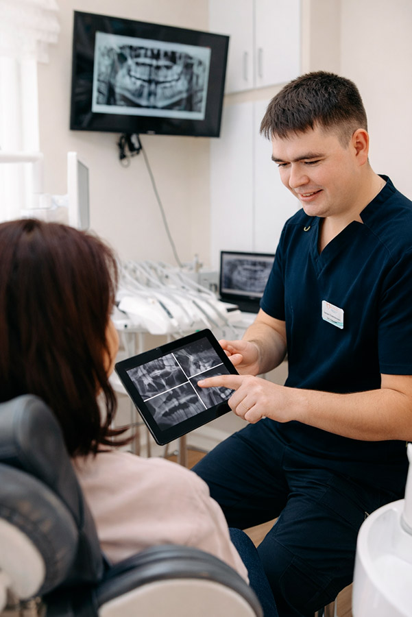 стоматолог показывает снимок