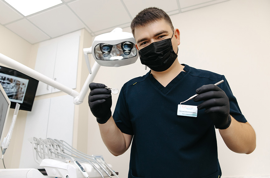 стоматолог проводит лечение